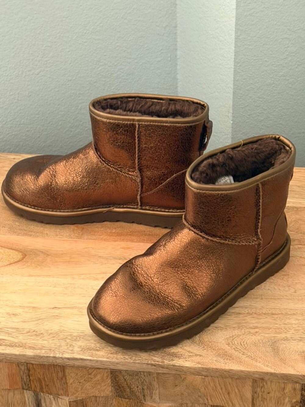 UGG Classic Mini Metallic Sparkle Bronze Shearling Boots Women’s Size 8 NWOB - Picture 4 of 10